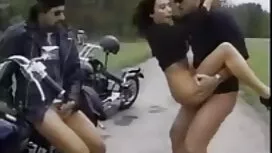 Молода мама трахаєть ...