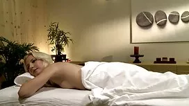 Кицька їсть курку си ...